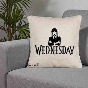 Perna Personalizata Wednesday Addams cu Brate Incrucisate, 40x40 cm, Bej Canapea, Husa Detasabila, Perna Inclusa, BEKZ®