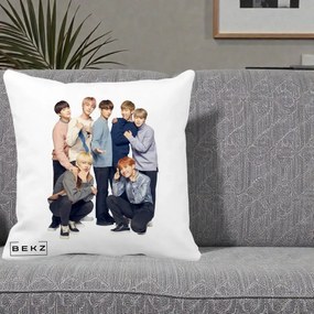 Perna Personalizata K-pop BTS Foto Grup In Picioare Tricoturi, 40x40 cm, Alba Mata, Husa Detasabila, Perna Inclusa, BEKZ®