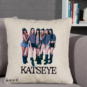 Perna Personalizata K-pop KATSEYE Grup Foto Tinute Gri, 40x40 cm, Bej Canapea, Husa Detasabila, Perna Inclusa, BEKZ®