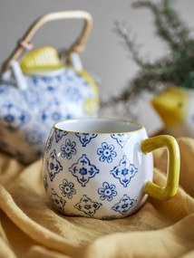 Set 4 căni din ceramică bej cu model floral albastru pictat manual și toartă galbenă, 400 ml, 10×8,5 cm, „Wrenna"