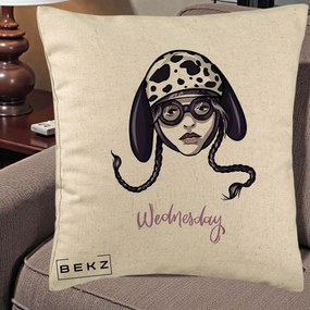 Perna Personalizata Wednesday Addams cu Caine Dalmatian, 40x40 cm, Bej, Husa Detasabila, Perna Inclusa, BEKZ®