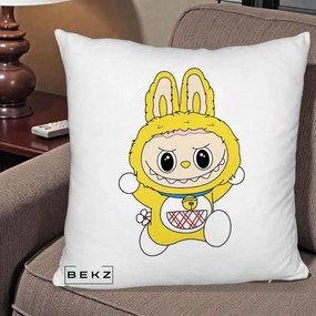 Perna Personalizata Labubu Galben Doraemon, 40x40 cm, Alb Pufos, Husa Detasabila, Perna Inclusa, BEKZ®