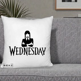 Perna Personalizata Wednesday Addams cu Brate Incrucisate, 40x40 cm, Alb Pufos, Husa Detasabila, Perna Inclusa, BEKZ®