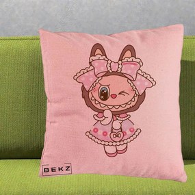Perna Personalizata Labubu Lolita Roz cu Dantela, 40x40 cm, Roz, Husa Detasabila, Perna Inclusa, BEKZ®
