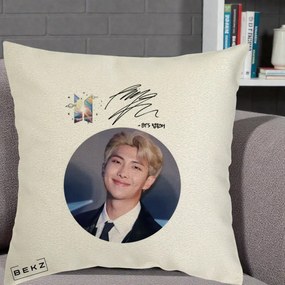 Perna Personalizata K-pop BTS RM Namjoon Portret Cerc cu Autograf, 40x40 cm, Ecru, Husa Detasabila, Perna Inclusa, BEKZ®