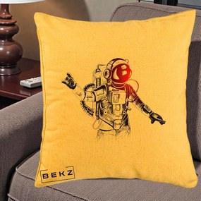 Perna Decorativa Astronaut Rock Sketching, 40x40 cm, Galben, Husa Detasabila, Perna Inclusa, BEKZ®