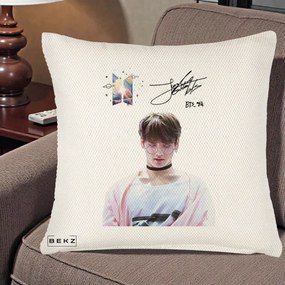 Perna Personalizata K-pop BTS Jungkook Portret cu Ochelari Autograf, 40x40 cm, Crem Reliefat, Husa Detasabila, Perna Inclusa, BEKZ®