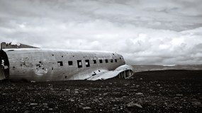 Tablou Birou epava avion alb - negru - 120x80cm