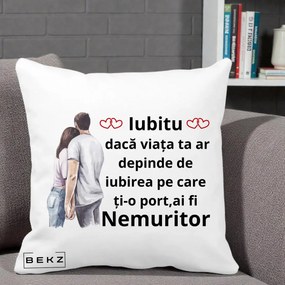Cadou pentru Iubita - Perna Personalizata Iubitu Nemuritor cu Cuplu Acuarela si Inimi Rosii, 40x40 cm, Alba Mata, Husa Detasabila, Perna Inclusa, BEKZ®