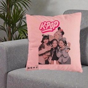 Perna Personalizata BLACKPINK K-Pop Grup Pozitii Amuzante, 40x40 cm, Roz, Husa Detasabila, Perna Inclusa, BEKZ®