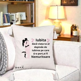 Cadou pentru Iubita - Perna Personalizata Iubita Nemuritoare cu Siluete de Cuplu, 40x40 cm, Bej cu Franjuri, Husa Detasabila, Perna Inclusa, BEKZ®