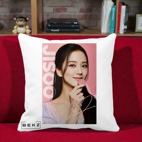 Perna Personalizata K-pop BLACKPINK Jisoo cu Semnatura si Fond Roz, 40x40 cm, Alba Mata, Husa Detasabila, Perna Inclusa, BEKZ®