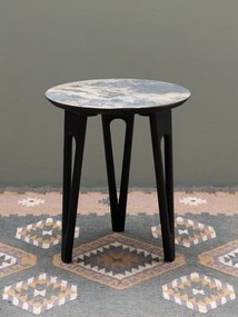 Măsuță laterală rotundă din lemn de salcâm, negru, cu blat din ardezie și trei picioare în V, aspect ars, 55 x 48 cm, „Pina”