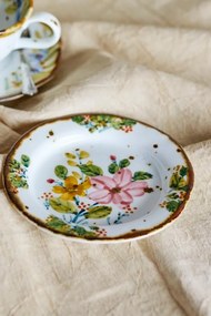 Set 4 farfurii din ceramică artizanală albă cu motive florale roz pictate manual și margine aurie, 15×1,5 cm, "Savina"