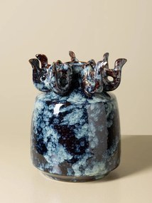 Vază din ceramică artizanală cu pești sculptați în relief, formă cilindrică cu coroană decorativă, albastru marmorat, finisaj lucios, 24,5×20 cm,
