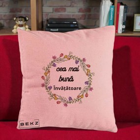Cadou pentru Invatatoare - Perna Personalizata Cea mai Buna Invatatore cu Coronita Florala Colorata, 40x40 cm, Roz, Husa Detasabila, Perna Inclusa, BEKZ®
