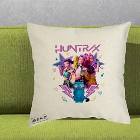 Perna Personalizata K-pop HUNTRX Trio 3D cu Pisica Fulgere, 40x40 cm, Ecru, Husa Detasabila, Perna Inclusa, BEKZ®