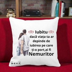 Cadou pentru Iubita - Perna Personalizata Iubitu Nemuritor cu Cuplu Acuarela si Inimi Rosii, 40x40 cm, Alba Mata, Husa Detasabila, Perna Inclusa, BEKZ®