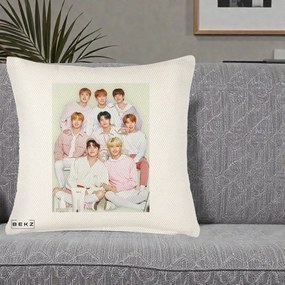 Perna Personalizata K-pop Stray Kids Foto Grup Pastel Roz-Alb cu 8 Membrii, 40x40 cm, Crem Reliefat, Husa Detasabila, Perna Inclusa, BEKZ®