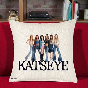 Perna Personalizata K-pop KATSEYE Foto Grup Blugi, 40x40 cm, Crem Reliefat, Husa Detasabila, Perna Inclusa, BEKZ®