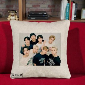 Perna Personalizata K-pop Stray Kids Foto Grup Text, 40x40 cm, Bej Canapea, Husa Detasabila, Perna Inclusa, BEKZ®