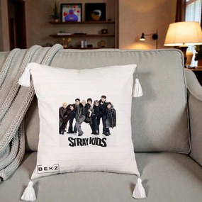 Perna Personalizata K-pop Stray Kids Outfit Negru, 40x40 cm, Bej cu Franjuri, Husa Detasabila, Perna Inclusa, BEKZ®