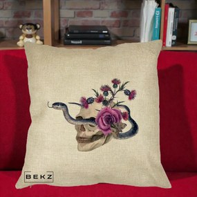 Perna Decorativa Craniu cu Sarpe si Trandafiri Gothic, 40x40 cm, Crem, Husa Detasabila, Perna Inclusa, BEKZ®
