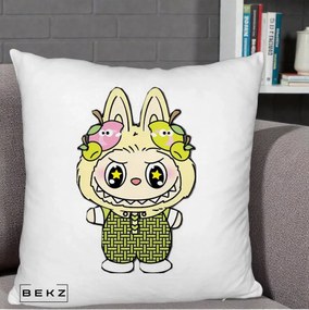 Perna Personalizata Labubu Galben cu Mere si Salopeta, 40x40 cm, Alb Pufos, Husa Detasabila, Perna Inclusa, BEKZ®