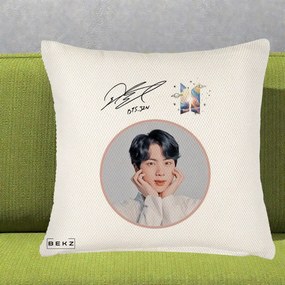 Perna Personalizata K-pop BTS Jin Portret cu Autograf, 40x40 cm, Crem Reliefat, Husa Detasabila, Perna Inclusa, BEKZ®