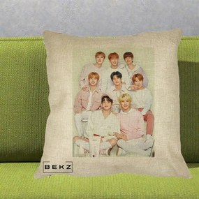 Perna Personalizata K-pop Stray Kids Foto Grup Pastel Roz-Alb cu 8 Membrii, 40x40 cm, Crem, Husa Detasabila, Perna Inclusa, BEKZ®