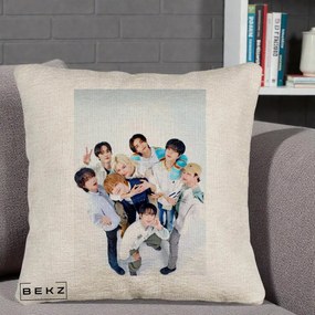 Perna Personalizata K-pop Stray Kids Foto Grup Bleu, 40x40 cm, Bej Canapea, Husa Detasabila, Perna Inclusa, BEKZ®