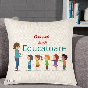 Cadou pentru Educatoare - Perna Personalizata Cea mai Buna Educatoare cu Ilustratie Copii si Educatoare, 40x40 cm, Crem Reliefat, Husa Detasabila, Perna Inclusa, BEKZ®