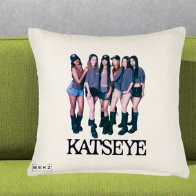 Perna Personalizata K-pop KATSEYE Grup Foto Tinute Gri, 40x40 cm, Crem Reliefat, Husa Detasabila, Perna Inclusa, BEKZ®