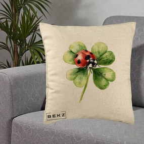 Perna Decorativa Buburuza Norocoasa pe Trifoi cu Patru Foi, 40x40 cm, Bej, Husa Detasabila, Perna Inclusa, BEKZ®