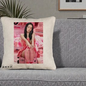 Perna Personalizata K-pop BLACKPINK Jisoo Pink Room, 40x40 cm, Bej Canapea, Husa Detasabila, Perna Inclusa, BEKZ®