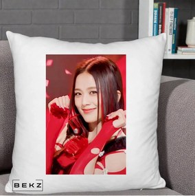 Perna Personalizata K-pop BLACKPINK Jisoo Rosu, 40x40 cm, Alb Pufos, Husa Detasabila, Perna Inclusa, BEKZ®