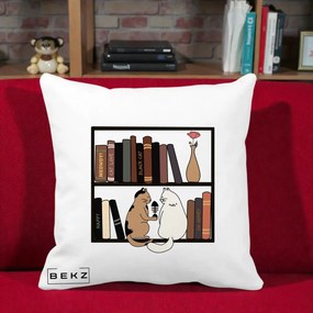 Perna Personalizata Pisici si Carti pe Raft, 40x40 cm, Alba Mata, Husa Detasabila, Perna Inclusa, BEKZ®