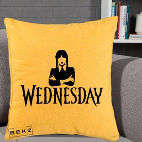 Perna Personalizata Wednesday Addams cu Brate Incrucisate, 40x40 cm, Galben, Husa Detasabila, Perna Inclusa, BEKZ®
