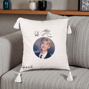 Perna Personalizata K-pop BTS RM Namjoon Portret Cerc cu Autograf, 40x40 cm, Bej cu Franjuri, Husa Detasabila, Perna Inclusa, BEKZ®