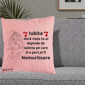 Cadou pentru Iubita - Perna Personalizata Iubita Nemuritoare cu Cuplu Line-Art si Inimi Rosii, 40x40 cm, Roz, Husa Detasabila, Perna Inclusa, BEKZ®