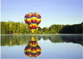 Tablou pe sticlă cu balon cu aer cald pe un lac (70x50 cm)