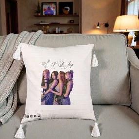 Perna Personalizata K-pop BLACKPINK Fotografie Grup Autografe Deasupra, 40x40 cm, Bej cu Franjuri, Husa Detasabila, Perna Inclusa, BEKZ®