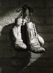 Fotografie BOXING GLOVES HANGING FROM NAIL (B&W), Ray Massey