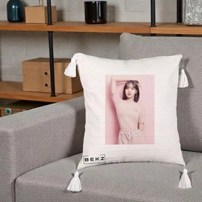 Perna Personalizata K-pop BLACKPINK Lisa Roz, 40x40 cm, Bej cu Franjuri, Husa Detasabila, Perna Inclusa, BEKZ®