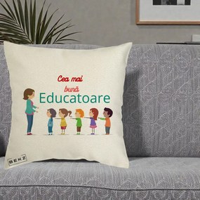 Cadou pentru Educatoare - Perna Personalizata Cea mai Buna Educatoare cu Ilustratie Copii si Educatoare, 40x40 cm, Ecru, Husa Detasabila, Perna Inclusa, BEKZ®