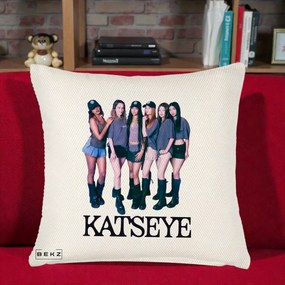 Perna Personalizata K-pop KATSEYE Grup Foto Tinute Gri, 40x40 cm, Crem Reliefat, Husa Detasabila, Perna Inclusa, BEKZ®
