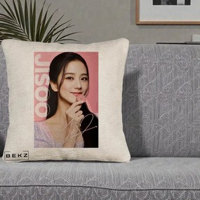 Perna Personalizata K-pop BLACKPINK Jisoo cu Semnatura si Fond Roz, 40x40 cm, Bej Canapea, Husa Detasabila, Perna Inclusa, BEKZ®