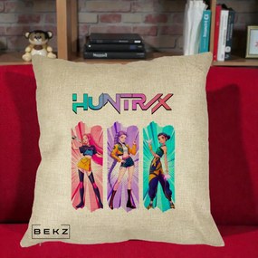Perna Personalizata K-pop HUNTRX Trio cu Pisica in Benzi, 40x40 cm, Crem, Husa Detasabila, Perna Inclusa, BEKZ®