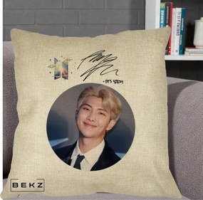 Perna Personalizata K-pop BTS RM Namjoon Portret Cerc cu Autograf, 40x40 cm, Crem, Husa Detasabila, Perna Inclusa, BEKZ®