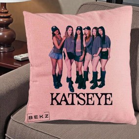 Perna Personalizata K-pop KATSEYE Grup Foto Tinute Gri, 40x40 cm, Roz, Husa Detasabila, Perna Inclusa, BEKZ®